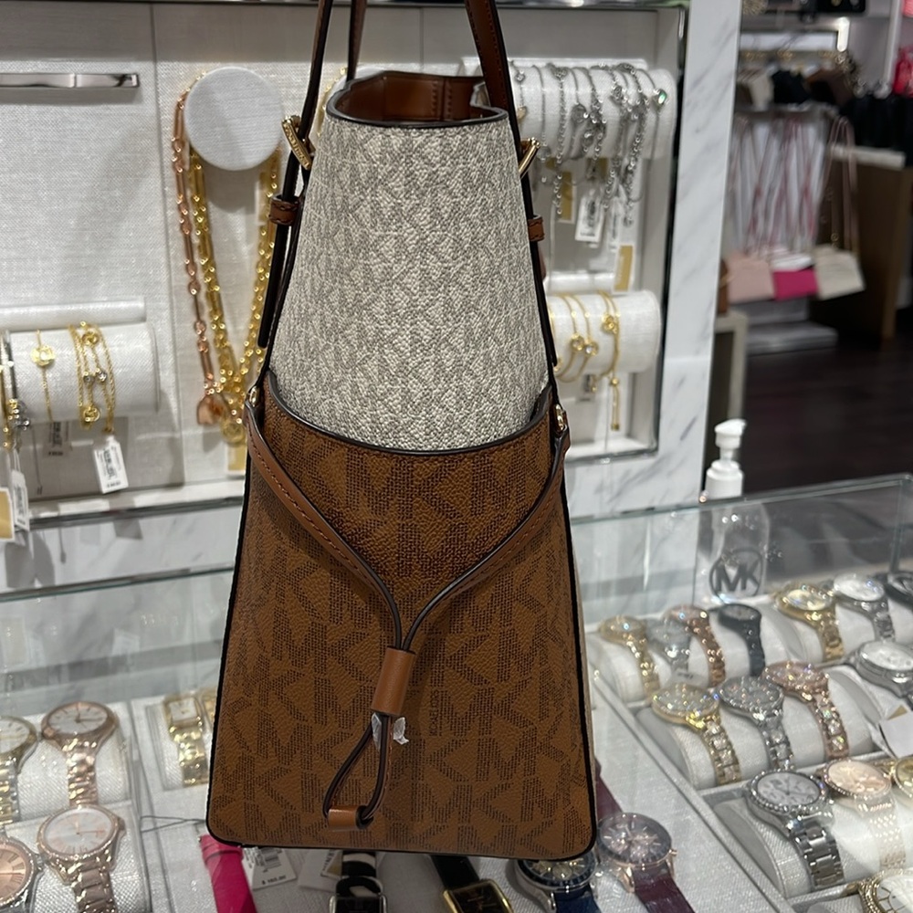 Michael Kors Voyager Large Color-Block Signature Logo Tote Bag
Camel Multi - Picture 3 of 16